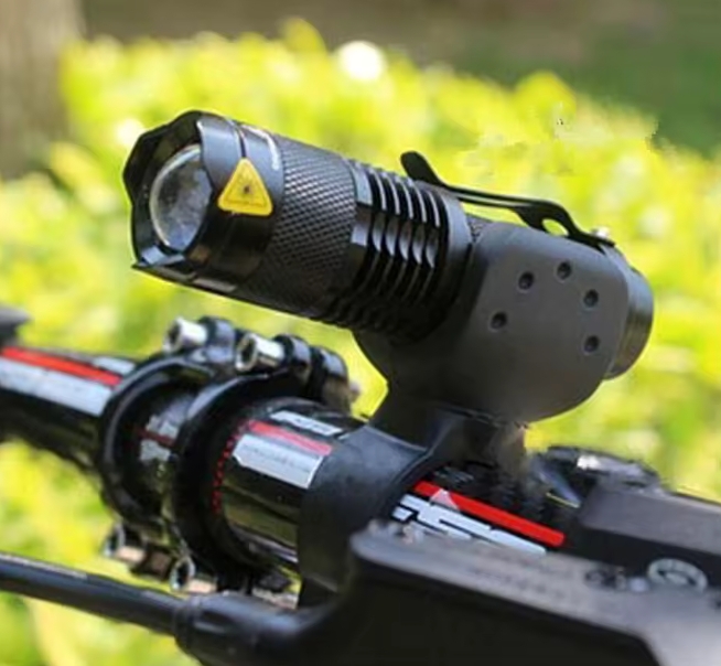 SVÍTILNA NA KOLO - Q5 7W 2000 Lumenů - tři režimy - zoomovatelná